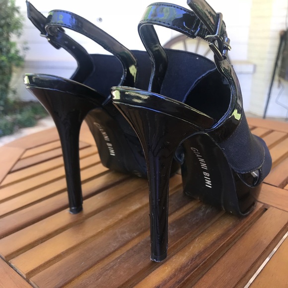 Black Pumps - Picture 4 of 6